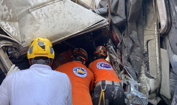 La Defensa Civil reporta ocho fallecidos en accidente de la carretera Sánchez en el tramo Quita Sueño-Haina entre guagua de pasajeros y una patana