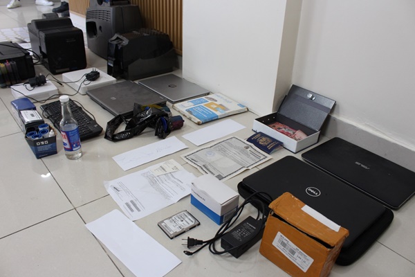 Agentes PN y representantes Ministerio Público desmantelan oficinas banda de falsificación apresando 12 personas y ocupando equipos, documentos y vehículos en DN y Santo Domingo Este