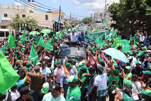 Leonel Fernández recibe gran respaldo a su candidatura en la provincia de San Pedro de Macorís; el sábado recorrió barrios de San Cristóbal