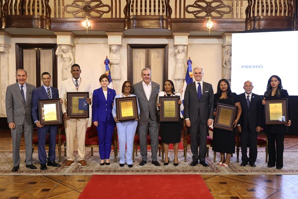 Presidente Abinader entrega premios a la Excelencia Magisterial 2025 a ...